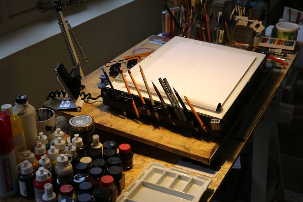 8 Best Light Boxes That Are Super Bright For Artists